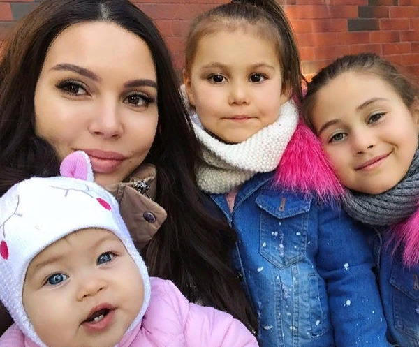 Оксана Самойлова с дочерьми