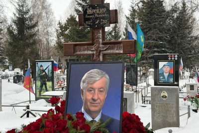 Могила Шрейдера утопает в цветах