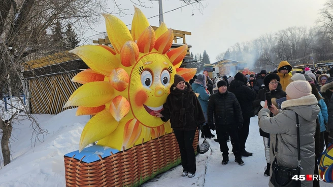 Фото с символом праздника на память | Источник: Дарья Никитченко / 45.RU