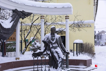 В январе 2026-го памятник знатно присыпало снегом | Источник: Артем Бауман / 76.RU