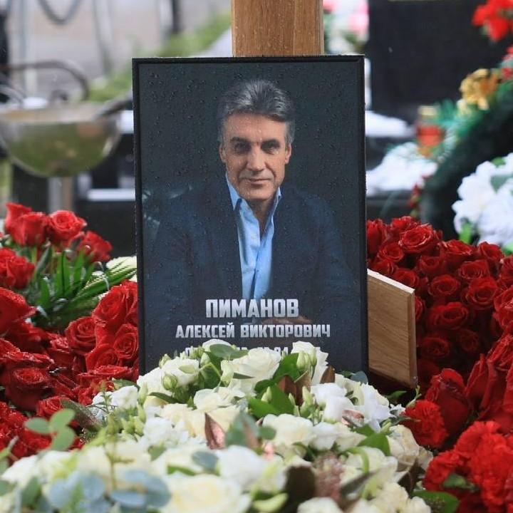 Фото могилы ведущего программы «Человек и закон» Алексея Пиманова на Троекуровском кладбище