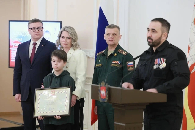Отец Даниила&nbsp;Махмудова&nbsp;Руслан награжден орденом Мужества | Источник: Наиль Фаттахов / пресс-служба правительства Челябинской области 