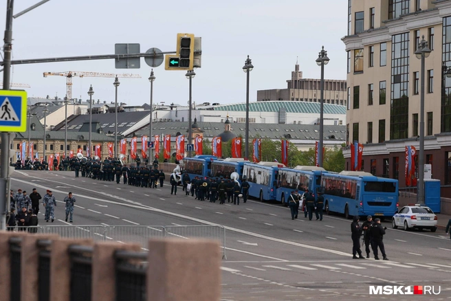 Несколько автобусов на Красной площади и закрытые улицы города | Источник: Дмитрий Толстошеев / MSK1.RU