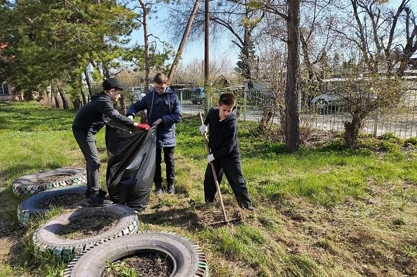 Школьники подключились к уборке пришкольной территории | Источник: пресс-служба Омского муниципального района Омской области