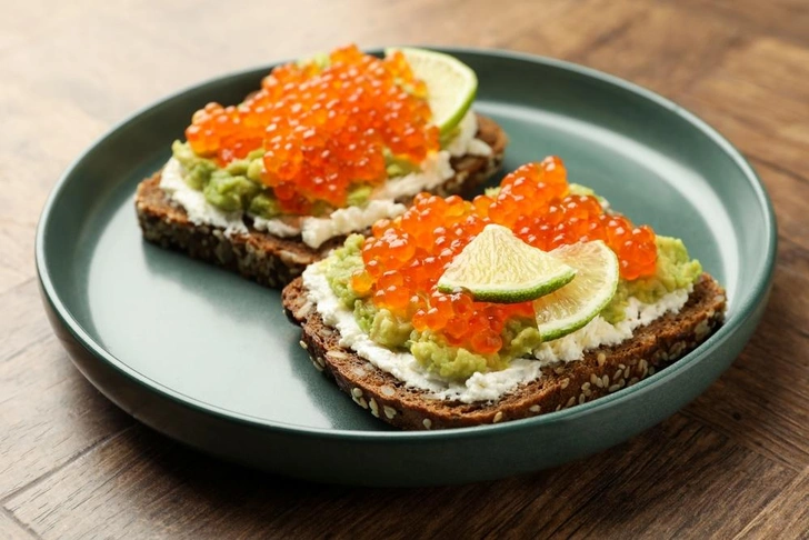 Консерванты в составе и срок хранения: на что обращать внимание при выборе икры для ребенка | Источник: New Africa/Shutterstock/Fotodom.ru