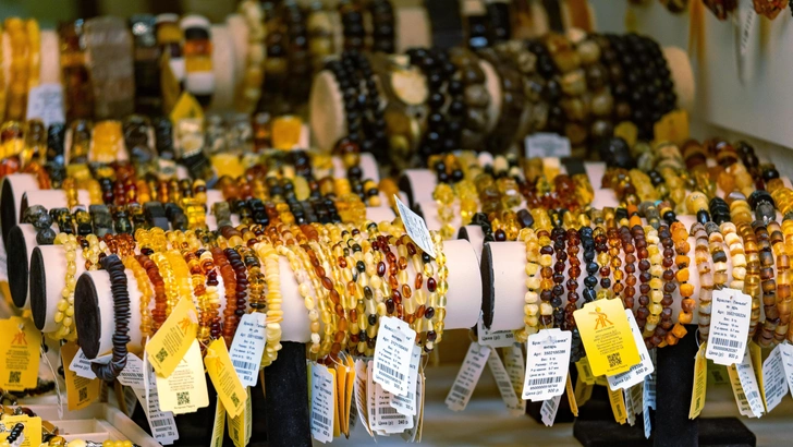 Сувенирная лавка | Источник: AntonSAN/Shutterstock/Fotodom.ru