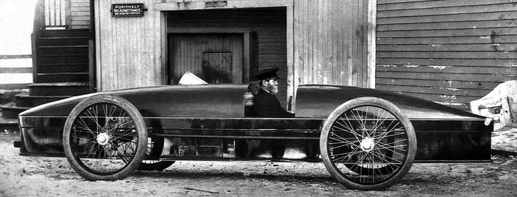  Паровой автомобиль Stanley Steamer Rocket 1906 года развивал 205,44 км/ч, и этот рекорд продержался до 1924 года. Но все же выступающие колеса сильно повышали коэффициент аэродинамического сопротивления его кузова