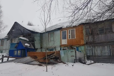 В Югре после схода снега обрушились балконы жилого дома