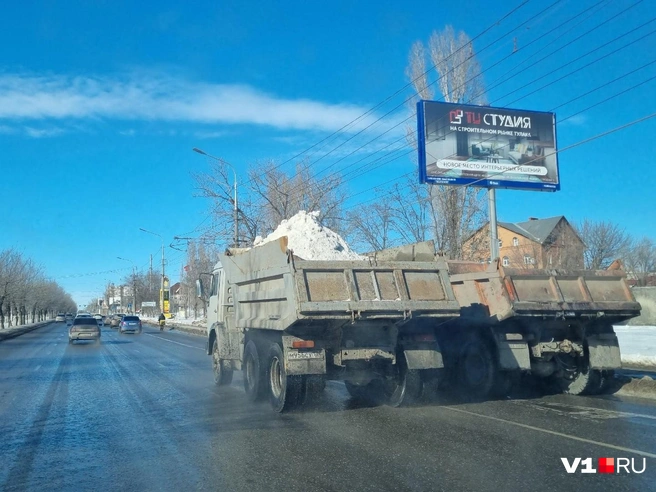 Горожане не раз замечали грузовики, вывозящие снег с улиц Волгограда | Источник: читатели V1.RU