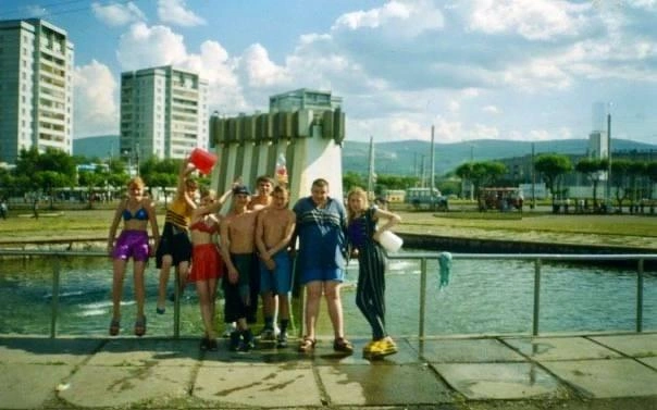 Иван Купала у фонтана на Предмостной площади, 1998 год | Источник: «Красноярск Исторический» / Telegram