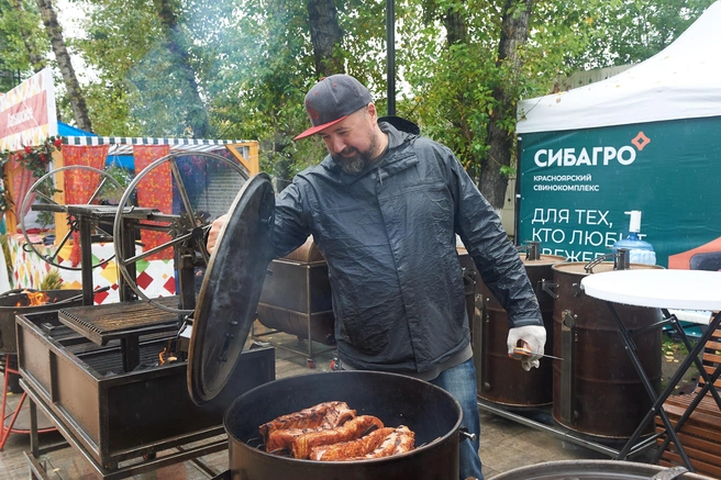 Мясо готовили в смокерах по технологии Low & Slow | Источник: «Сибагро»
