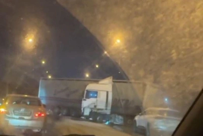 Авария с грузовиком заблокировала две полосы на Третьей Продольной