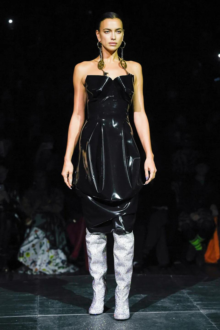 Ирина Шейк в латексном платье открыла показ Vivienne Westwood в Париже