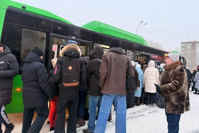 ЖБИ в пробке: трамваи встали, автобусы переполнены