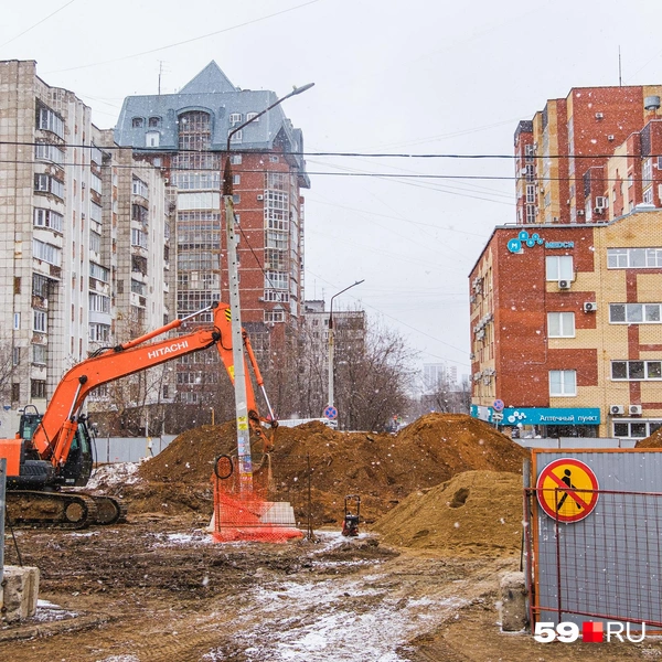 Так сейчас выглядит улица Александра Матросова перед Пушкина — нет ни проезжей части, ни тротуаров | Источник: Тимофей Калмаков / 59.RU