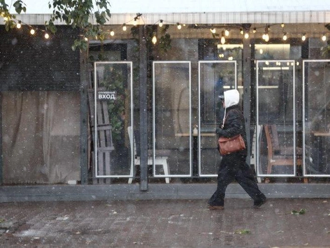 На тротуарах снежинки таяли практически сразу. | Источник: Александр Ощепков