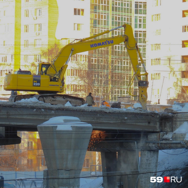 После разбора слоёв дороги её основу разрезают на части | Источник: Кирилл Хафизов / 59.RU
