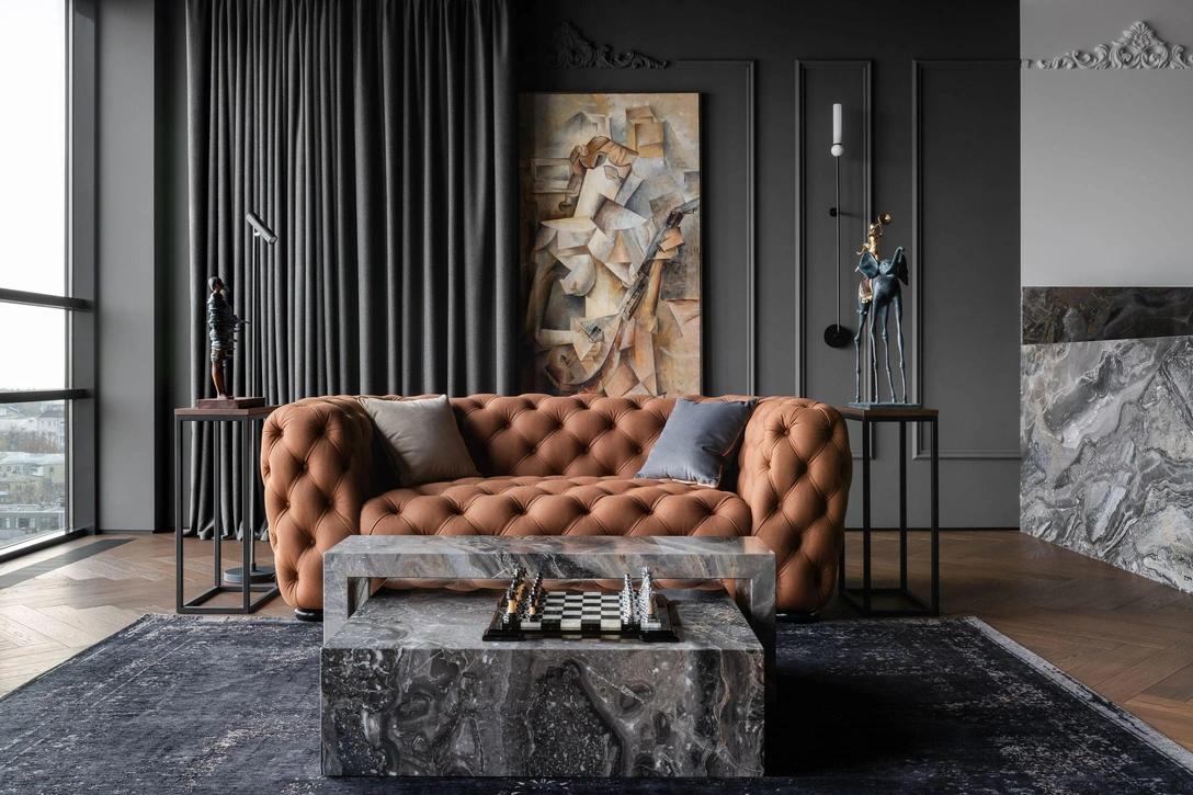 Копия картины «Женщина с мандолиной» Пабло Пикассо, Александр Савеленко. Диван Chester, Furman, Royal. Декоративные подушки Togas. Бра Delie, Aromas del Campo. Трековое освещение, Onyx, Up-electro. Ковер Fading World, Art de vivre. Инженерная доска Legend Florence, «Паркетура». Журнальный стол изготовлен на заказ из мрамора Orobico, Bahmanremont, Ирина Бахмацкая. Декор, Quattro Moon. Подставки под декор изготовлены на заказ, Дмитрий Цибизов. | Источник: Ольга Акинина