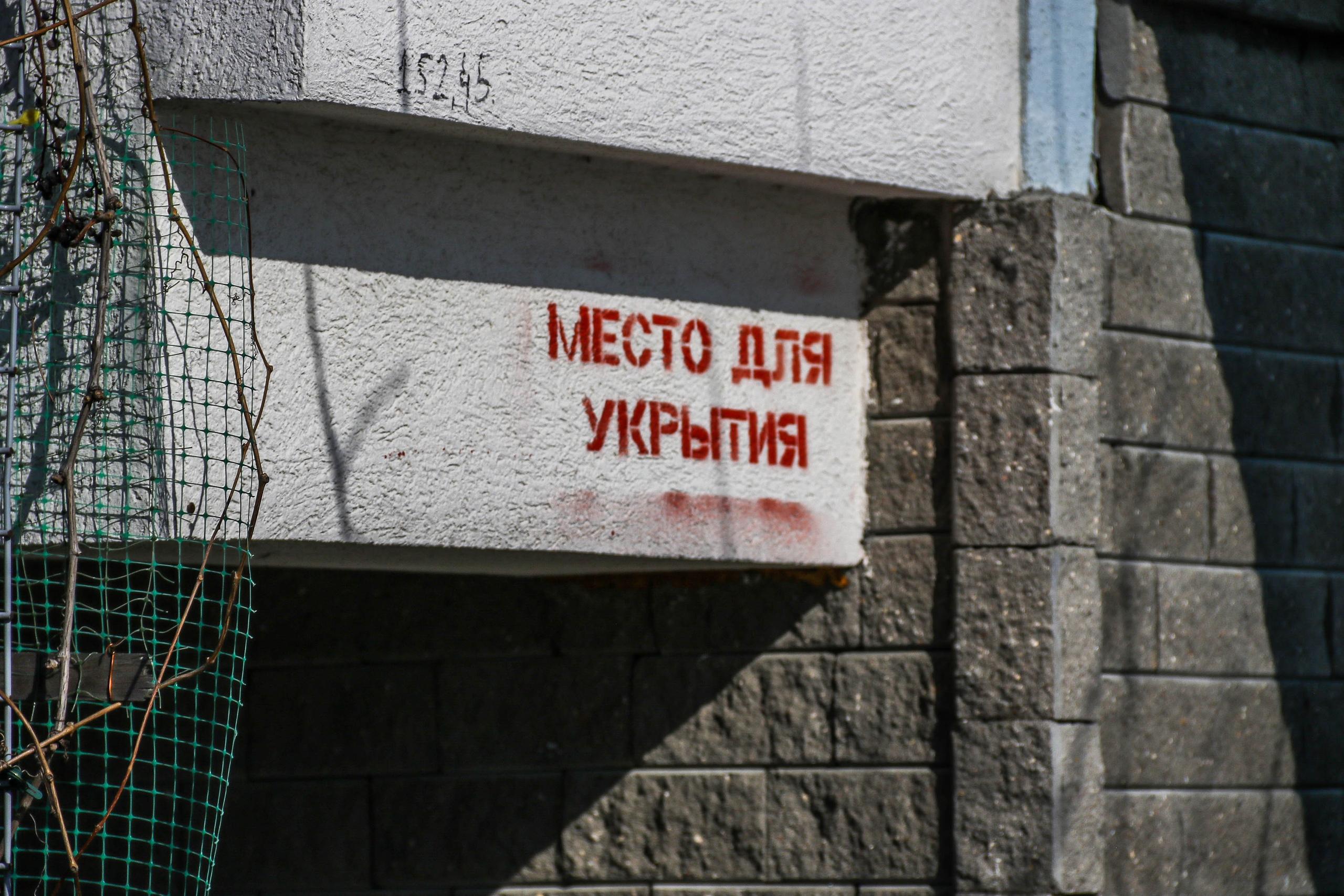 «Никто детьми не занимается». Компания подростков разорила еще одно бомбоубежище в Нижнем — их ищет полиция