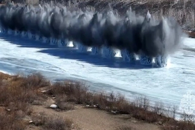 На реке Шилка взорвали лёд для предотвращения заторов