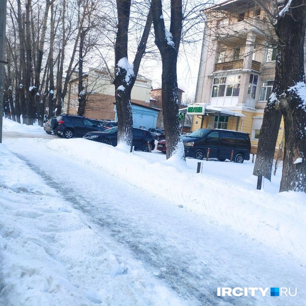 Но хуже всего выглядит улица Новаторов. Тротуар здесь покрыт тонким слоем снегольда, который задорно блестит на солнце | Источник: Алёна Кашпарова / «ИрСити»