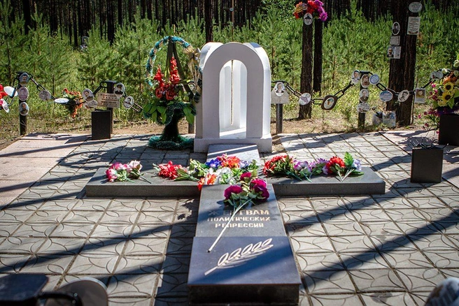 Крест на самом большом захоронении мемориала. Здесь покоятся останки 52-х жителей края, местонахождение которых установили первыми
 | Источник: Анна Хвостова