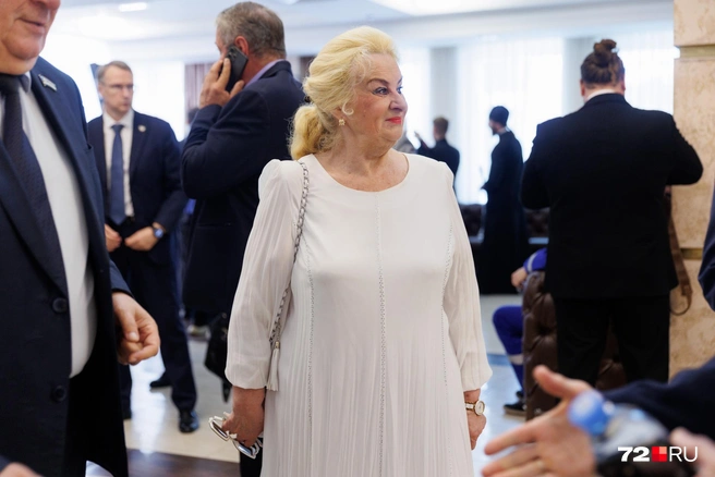 Народный учитель России Ольга Ройтблат в белом платье | Источник: Ирина Шарова / 72.RU