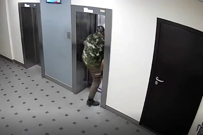 Житель Новосибирска избил девушку и ее собаку в подъезде