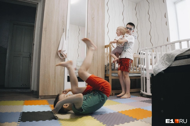 Сами мальчики не чувствуют себя особенными и резвятся, как самые обычные дети | Источник: Кирилл Кушнов / E1.RU