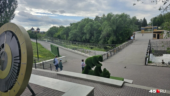 Люди неспешно шли по улицам и аллеям парков | Источник: Дарья Никитченко / 45.RU