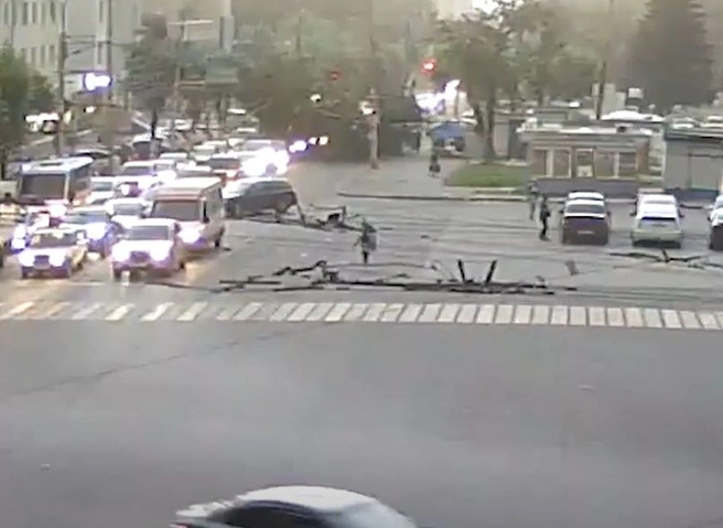 Опубликовано видео падения дерева на улице Есенина | ya62.ru