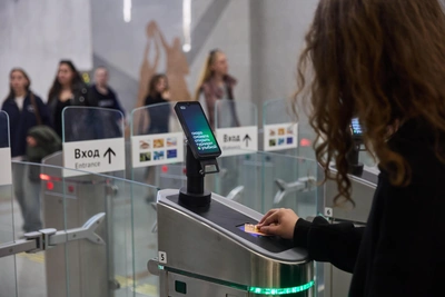 В метро Новосибирска выборочно проверяют телефоны