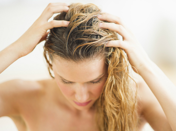 5 вещей, которые нельзя делать с мокрыми волосами