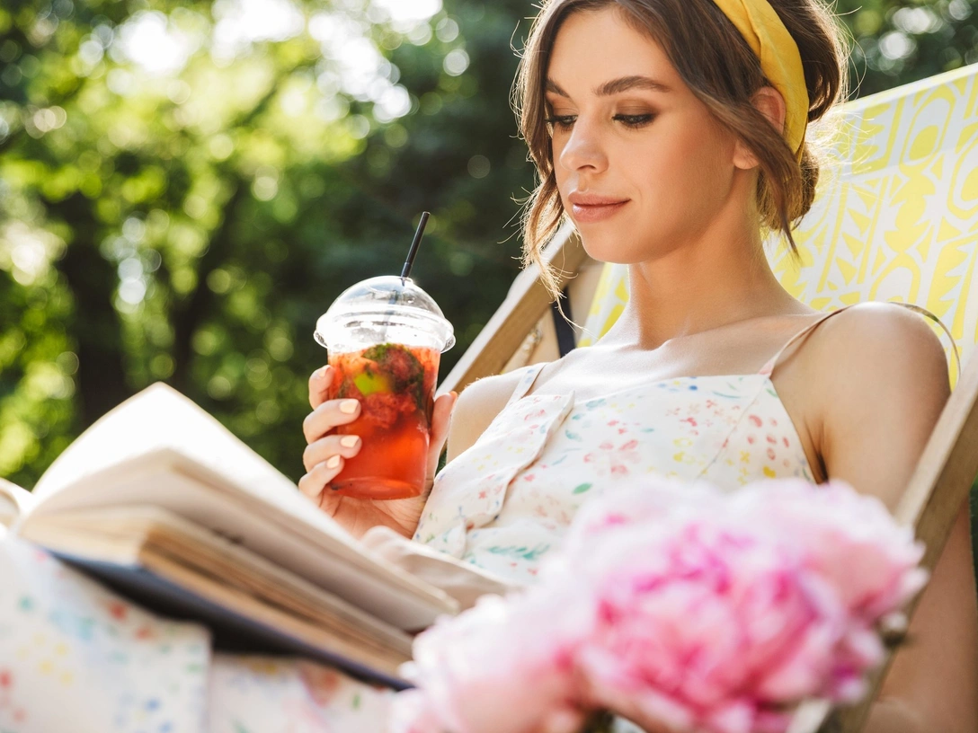 Что читать этим летом: 10 отличных книг на любой вкус | marieclaire.ru