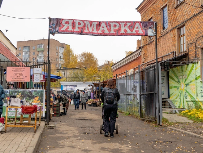 Территория включает крытые павильоны и уличные палатки | Источник: Кирилл Поверинов / 76.RU