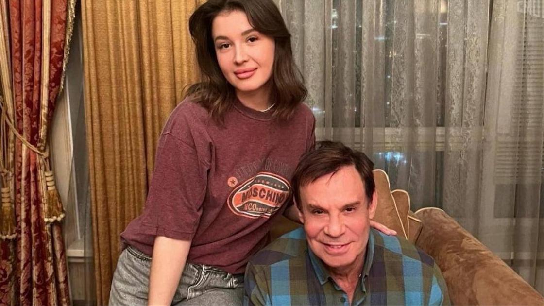 70-летний Ефим Шифрин заинтриговал романом с 25-летней Кристиной