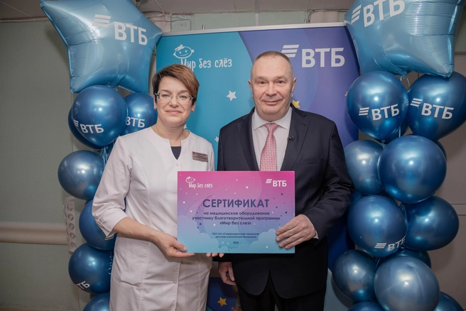 Руководитель Северодвинской городской детской клинической больницы Ольга Киселева провела экскурсию по учреждению для гостей | Источник: Дмитрий Сватковский / пресс-служба «ПО «Севмаш»