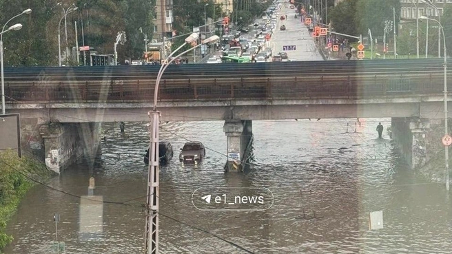 Так вчера выглядела дорога под мостом на Восточной | Источник: читатель E1.RU