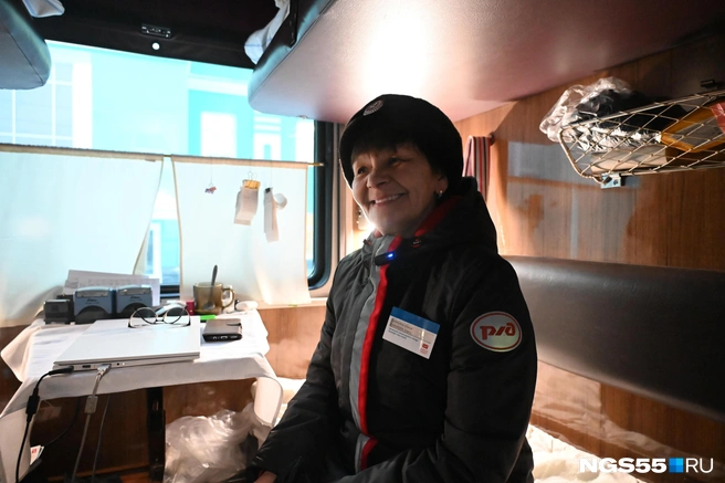 Омичка не расстраивается из-за того, что работает в праздники | Источник: Артемий Скиба / NGS55.RU