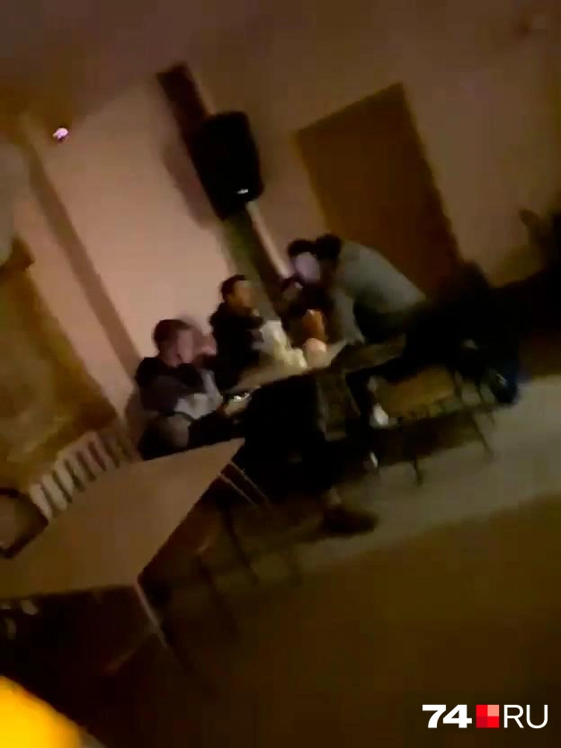 Гостьи в тот вечер снимали видео в баре, и вот случайный стоп-кадр из записи — компания Рустама Байжуменова сидит в углу незадолго до драки | Источник: читатель 74.RU