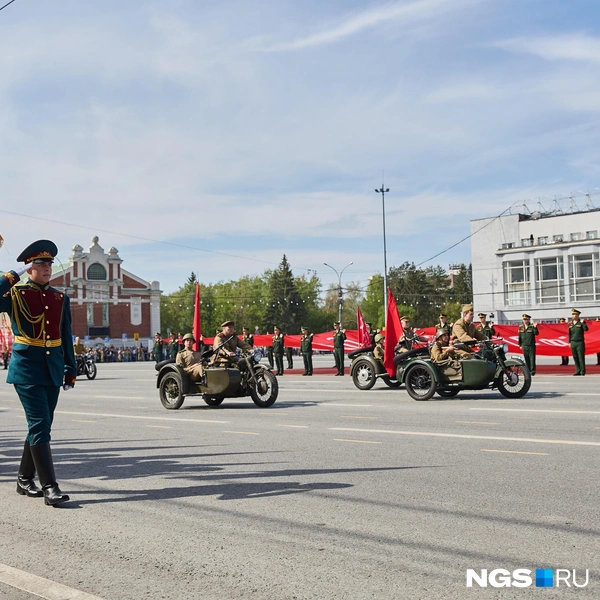 В этом году по площади проехала только ретротехника. Ее восстанавливали по деталям, а иногда по чертежам прошлого века. Первыми проехали мотоциклы. В годы войны они пробирались там, где не мог проехать ни один автомобиль | Источник: Александр Ощепков / NGS.RU