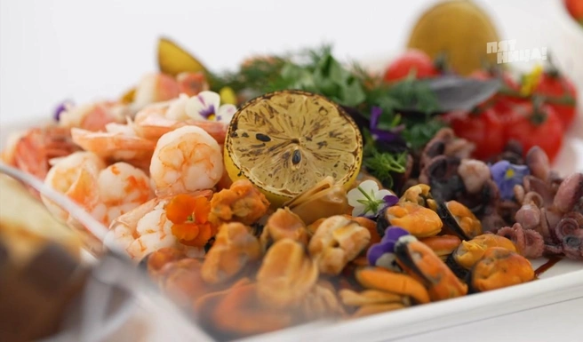Вкус морепродуктов соперницам Юлии не понравился | Источник: «Четыре свадьбы» / weddings.friday.ru
