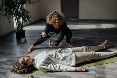 Сара Фергюсон в отчаянной попытке восстановить чакры