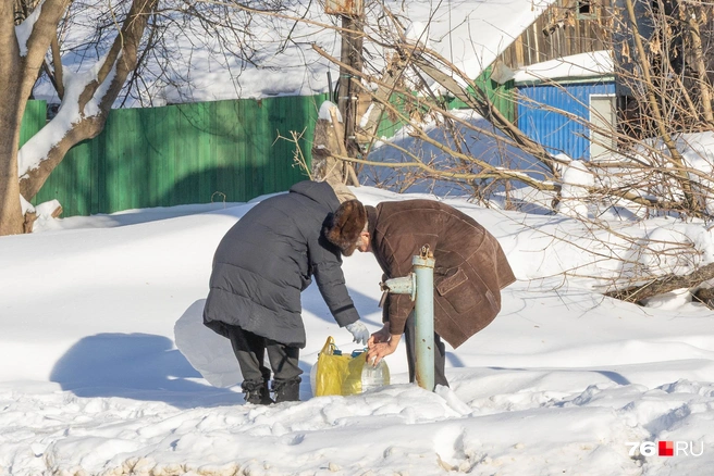 Один минус района частного сектора: водопровод есть не везде, поэтому рядом установлена водоразборная колонка | Источник: Артем Бауман / 76.RU