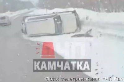 Внедорожник опрокинулся на трассе под Вилючинском