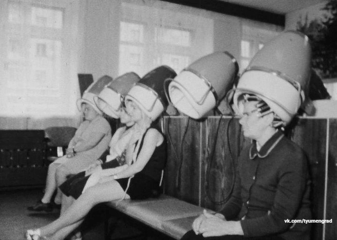 Бигуди накрутили? Теперь за дело берется сушуар&nbsp;— большой профессиональный фен в виде «шапки». 1977-й год | Источник: Тюмень до нашей эры / Vk.com