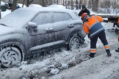 Машина в ледяном плену из-за аварии водопровода