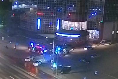 Kia влетела в бизнес-дом «Спиридонов» на проспекте Ленина