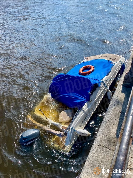 Маломерное судно, которое частично ушло под воду, сфотографировали в 11 часов утра | Источник: читатель «Фонтанки»