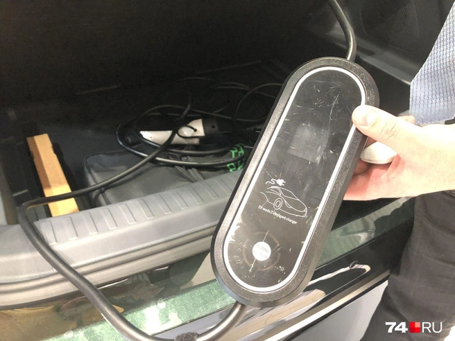 Вместо зарядного устройства дома можно использовать вот такой адаптер, заряжая батарею от обычной 16-амперной розетки мощностью порядка 3 кВт. На полную зарядку потребуется часов 6–7 | Источник: Артем Краснов